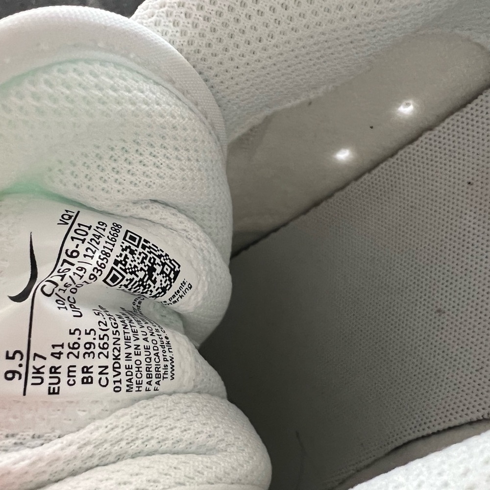 Nike women’s Tennis White and Black Sneakers - Picture 6 of 6